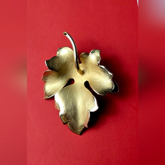 giovanni Jewelry - Govanni Vintage Gold Leaf Brooch